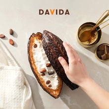 En DAVIDA, estamos obsesionados con crear experiencias memorables y eso comienza con el ingrediente principal: el cacao de fino aroma colombiano. 🌱❤️ Cada trozo de felicidad que disfrutas es el resultado de la pasión por la perfección y la dedicación a lo exquisito. 🍫🤗 . . . #chocoloversdavida #ingredienteprincipal #dedicacion #finoaroma #cacao #cacaopremium #colombia