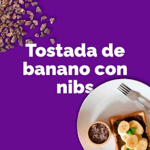 Un desayuno rápido que no sacrifica el sabor. Porque en la vida moderna, cada minuto cuenta, prueba esta deliciosa receta de tostada de banano con nibs y comienza tu día con el pie derecho. 🍞☀️❤️ . . . #tostadas #desayunos #saborear #rapido #recetas #mañanas #chocolatepremium #cacao