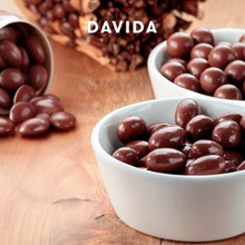 Nuestros nibs cubiertos de chocolate de DAVIDA son el antojo perfecto. Descubre la satisfacción en cada bocado. 😍🍫 . . . #chocoloversdavida #nibs #nibsdechocolate #antojos #chocolate #cacao